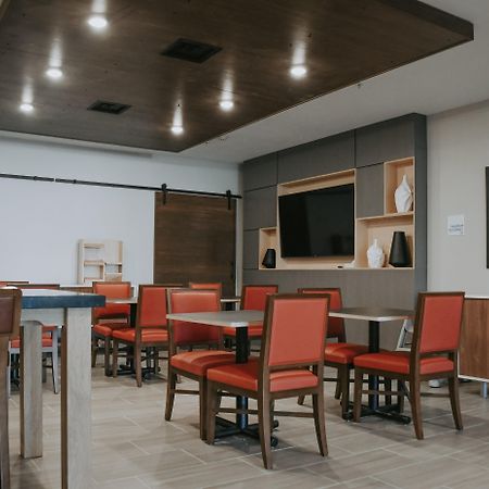 Holiday Inn Express Hotel & Suites Lincoln South By Ihg Exterior photo