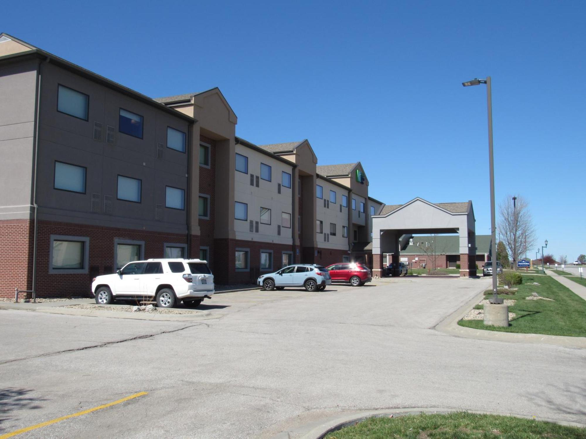 Holiday Inn Express Hotel & Suites Lincoln South By Ihg Exterior photo