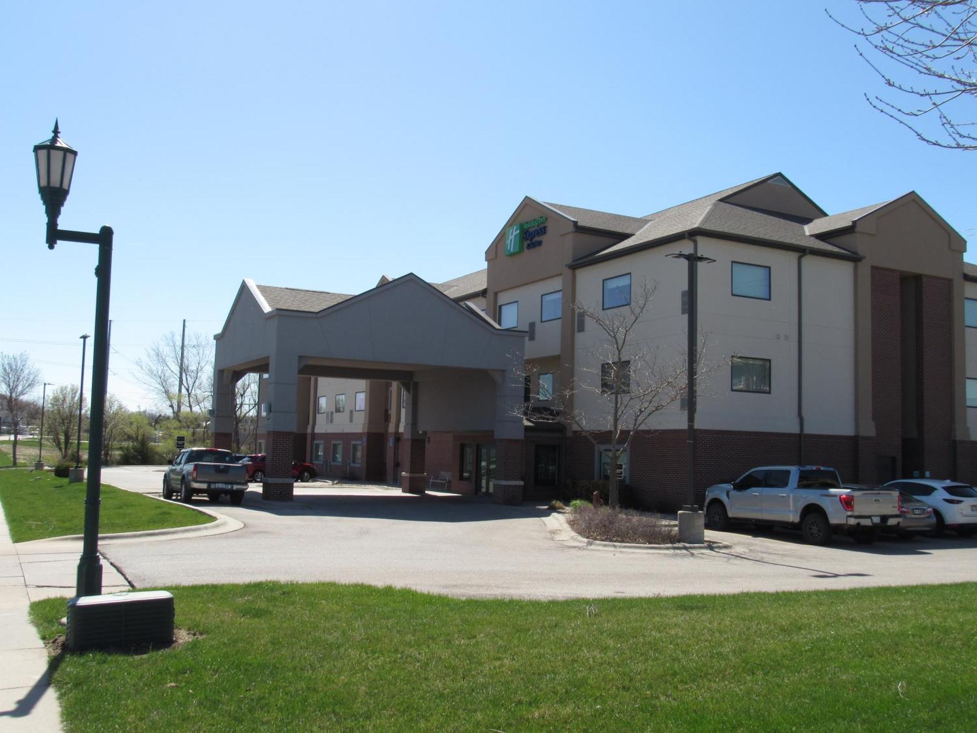Holiday Inn Express Hotel & Suites Lincoln South By Ihg Exterior photo