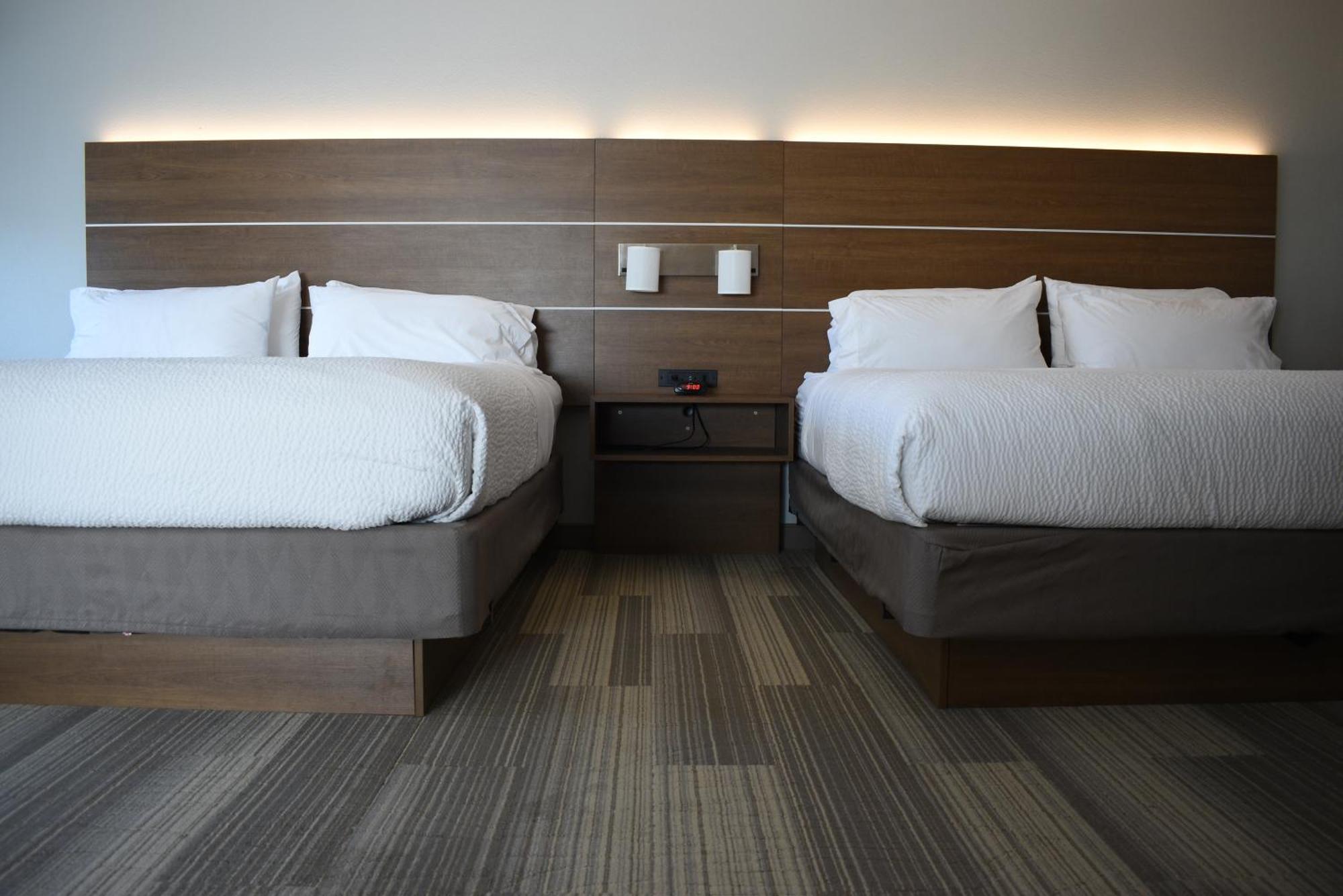 Holiday Inn Express Hotel & Suites Lincoln South By Ihg Exterior photo