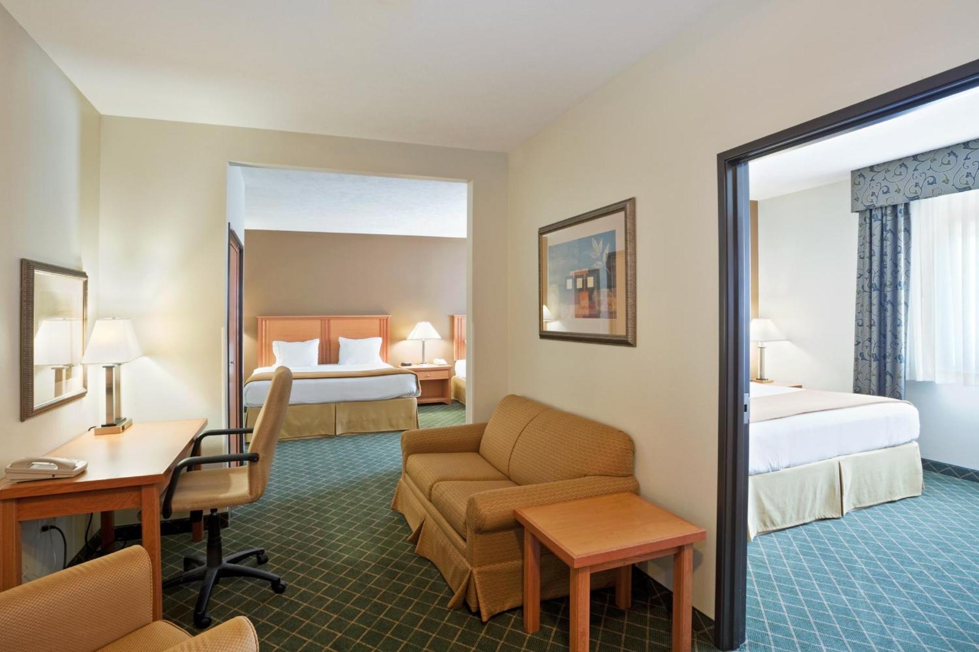 Holiday Inn Express Hotel & Suites Lincoln South By Ihg Exterior photo